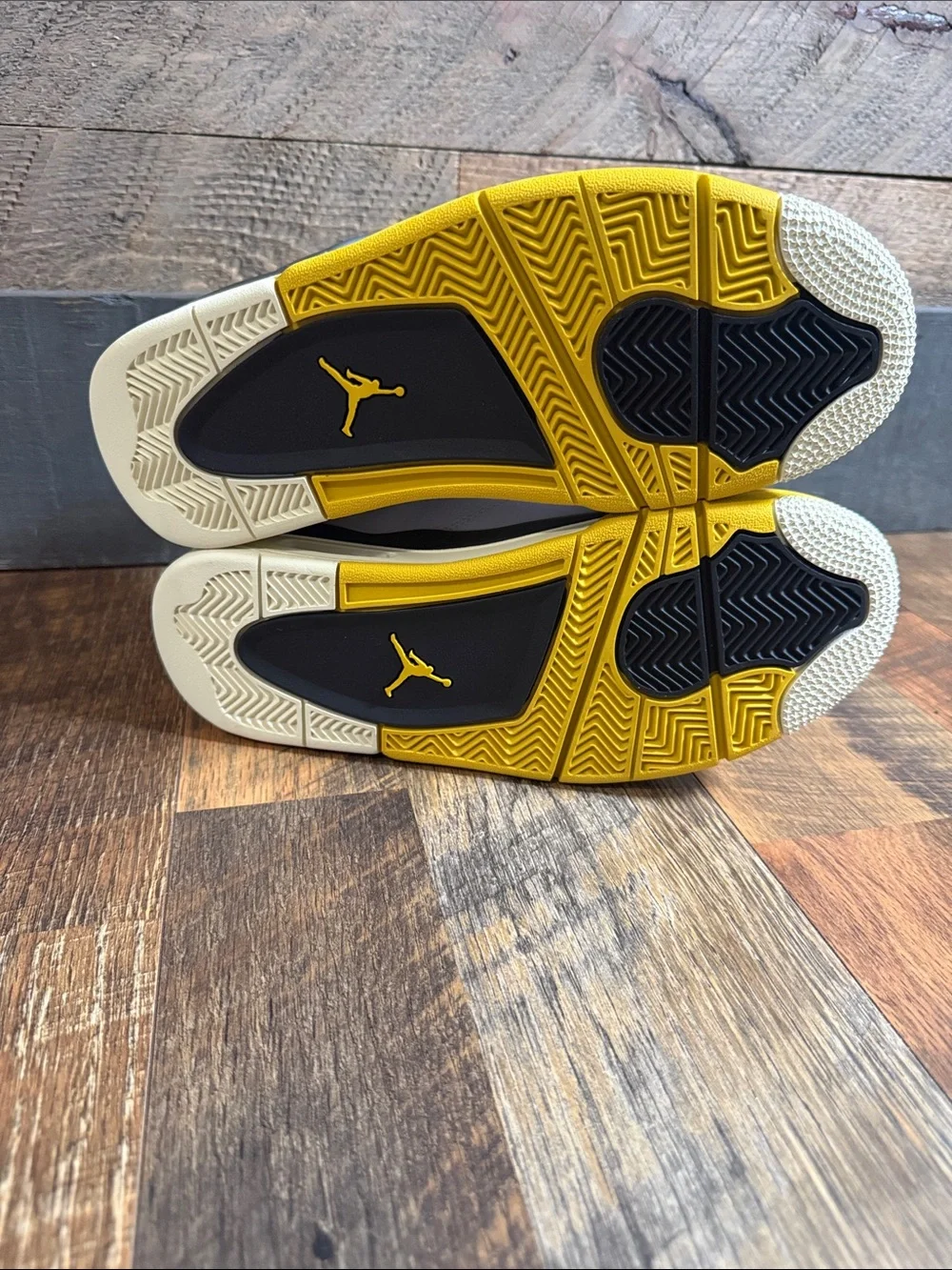 Nike Air Jordan 4 Retro Vivid Sulfur White Yellow Women’s 8.5 Men’s 7 DS